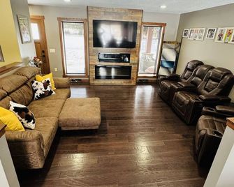 Candy Red Country Home - Medford - Living room