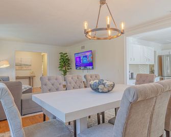Relaxing 3BR Getaway with Pool and games - Columbus - Dining room
