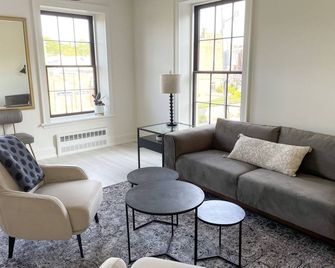 Modern Suite on the River - Port Hope - Living room