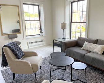 Modern Suite on the River - Port Hope - Wohnzimmer
