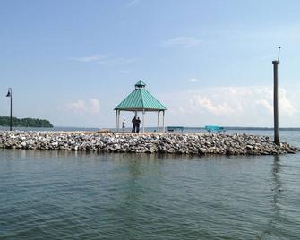 Built in 2007 - 4 BR/3 BA Lakeview in Grand Rivers - The Only City on Both Lakes - Grand Rivers - Sala de estar