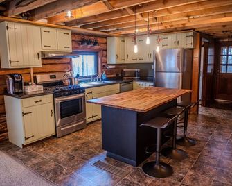 Cozy 4-bedroom cabin in Coudersport with View, Games, Fire Pit & Screen Porch - Coudersport - Kitchen