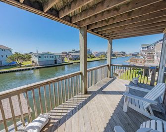 Spacious, newly remodeled, canal front home located in Avon, NC. - Avon - Balcón
