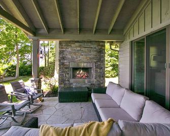 Sunset Serenity - lake view hot tub! Private Lake Access - Bluewater - Patio