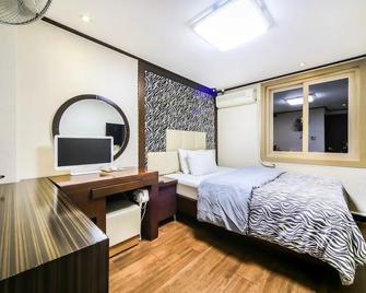 Tongyeong Shilla - Tongyeong - Habitación