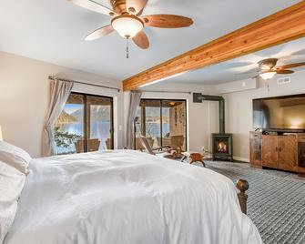 Luxurious lakefront home with matchless mountain view & private hot tub- dogs OK - Hoodsport - Bedroom
