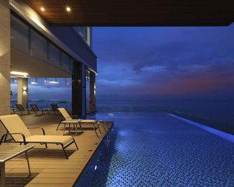 Hompton by the Beach Penang - Tanjung Bungah - Басейн