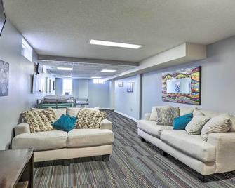 5-Acre Graceland Family Home in West Des Moines - West Des Moines - Living room