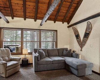 Pine + Peak Cabin - Tomahawk - Obývací pokoj