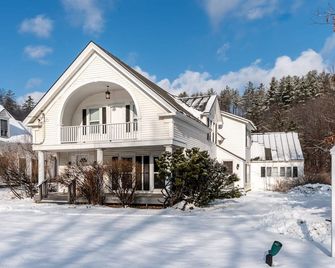 Modern 7Bd/3Ba Mountain Chalet w/ Hot tub, 3 minutes from Okemo - Ludlow - Bâtiment