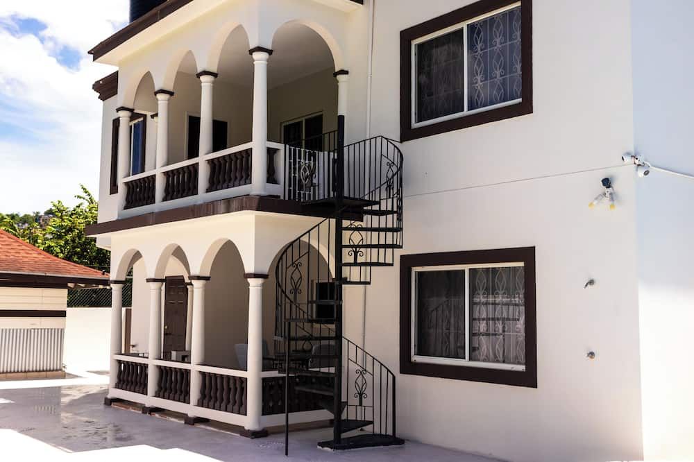 Pines Vacation Rentals- Excellent Location, Minutes From Everything. - Bahía Montego - Edificio