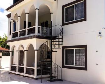 Pines Vacation Rentals- Excellent Location, Minutes From Everything. - Montego Bay - Building