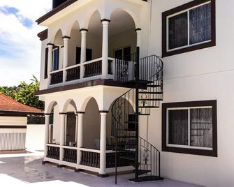 Pines Vacation Rentals- Excellent Location, Minutes From Everything. - Bahía Montego - Edificio