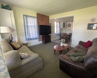 Cottage Rental On The Beautiful St. Lawrence River - Cape Vincent - Living room