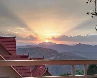 Hotel Majestic Cedar - Kasauli - Balcón