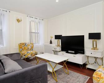 Elegant 2br/1ba Apt In The Heart Of Nyc! - New York