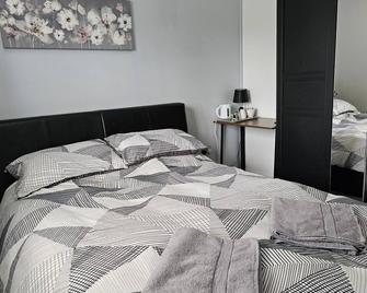 Midway - Shepton Mallet - Bedroom