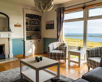 Atlantic views at Arnisdale House on Lewis - Stornoway - Living room