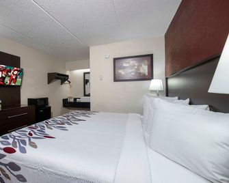 Red Roof Inn Champaign - University - שמפיין סיטי - חדר שינה