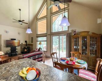 Private Cabin at the Foot of the Mountain - Donnelly - Dining room