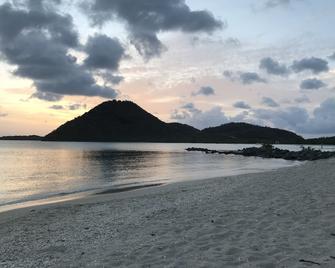 Exceptional waterfront villa, short walk to beautiful secluded beach. - Jolly Harbour - Wohnzimmer