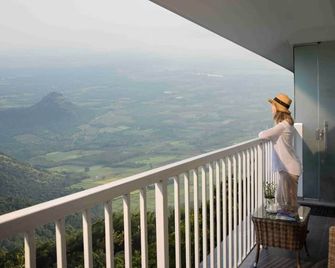 Hills and Hues - Thekkady - Balkon
