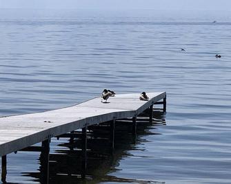 Lovely Lake Winnebago beachfront home, EAA, Packers, water activities, skiing - Neenah - Bedroom