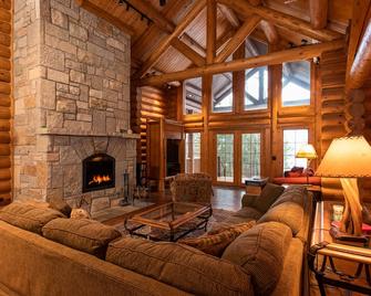 Executive Residence On Lake Michigan With Amazing Sunsets And Fall Colors! - Ellsworth - Sala de estar