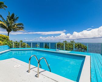 Oceanfront in Hilo Hale Kai Suites Heritage Room - Queen Bed, Private Bath - 希洛 - 游泳池