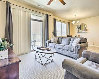 Mesquite Desert Retreat Near Golf & Casinos! - Mesquite - Living room