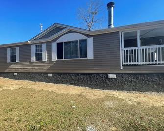 7872 Modern & spaces 3-bedroom house with AC and WiFi in wonderful Sneads. - Sneads - Edificio