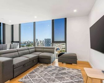 Skyline Showdown - Views, Games & Vibes - Southport - Wohnzimmer