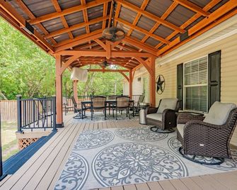 Secluded, private get away. Short walk to the beach down a private trail. - Pottsboro - Patio