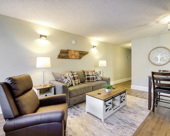 Gatlinburg Studio, Walk to Downtown! - Gatlinburg - Living room