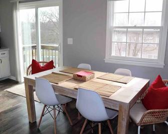 Cozy Townhome W/ King Bedsfast Wifihikingkayak - Yorkville - Dining room