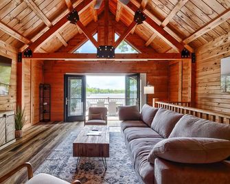 Lake front house in Gilbert SC - Gilbert - Sala de estar