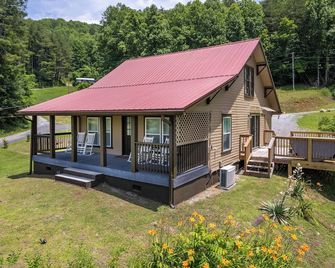 Long Range Mountain Views with Hot Tub! Wifi available - Bryson City - Building