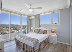 Southern Cross Beachfront Holiday Apartments - Burleigh Heads - Schlafzimmer