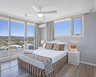 Southern Cross Beachfront Holiday Apartments - Burleigh Heads - Bedroom