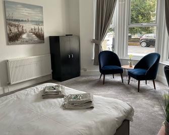 2 Bedroom Apartment Ground Floor Eastbourne Town Centre - Eastbourne - Bedroom