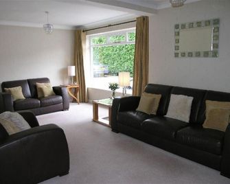 Beautiful 4 Bedroom London House In Twickenham - Private Parking. Garden - Twickenham - Living room