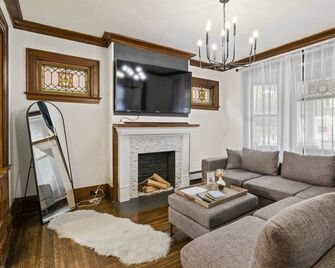 5 br|Parking | Mins to RIT, UR and Strong - Rochester - Living room