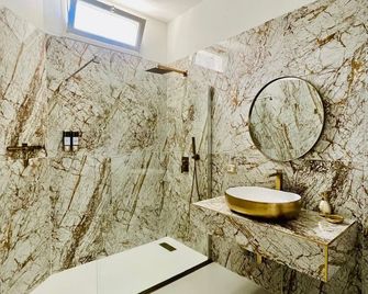 Nestled among the rows of orange trees, Zagara Suite is an oasis of peace and relaxation - Francofonte - Bathroom
