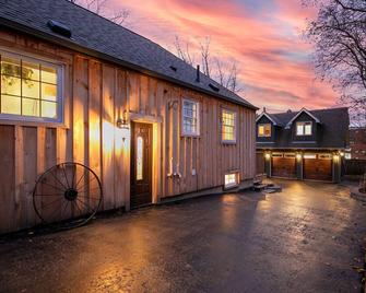 A bright & modern urban studio - Orangeville - Building
