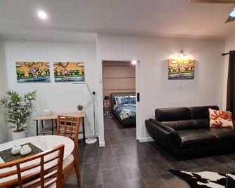 Sauvage - Luxury Garden Apartment - Port Pirie - Huiskamer