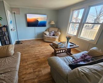 Cozy Lake Cottage | Erieau Marina Tip by the Beach - Chatham-Kent - Living room