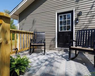 Gully Brook Cottage! Lake Access! - Orland - Patio