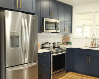 3-bedroom house in peaceful Hampton with Central AC-Cool/Heat - Hampton - Kitchen