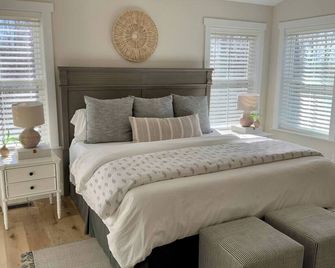 Luxe Lake Barndo w/ 2 King Suites! Hot Tub, Fire Pit, 1/8 mile to boat ramp! - Monticello - Habitación