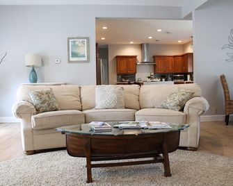 Charming 3-bedroom house: Winona Lake Front - Warsaw - Sala de estar